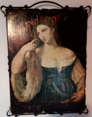Portrét ženy na dřevěné desce.
