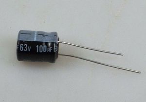 Radiální kondenzátor 100uF/63V