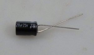 Radiální kondenzátor 220uF/25V