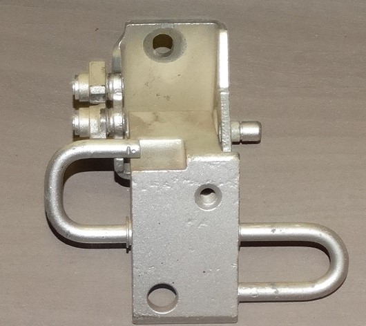 Závěs dveří levý zadní dolní ORIGINAL 4B0833411D Škoda Octavia, Superb