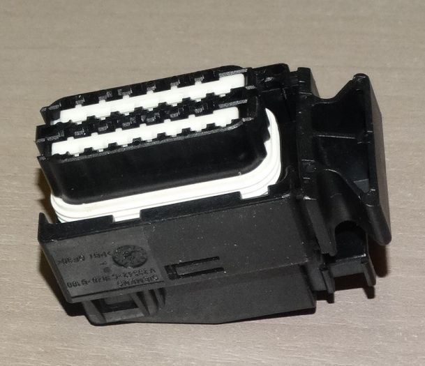 Svorkovnice 28-pólová Škoda pro řídící jednotku motoru.  1J0 906 379 B