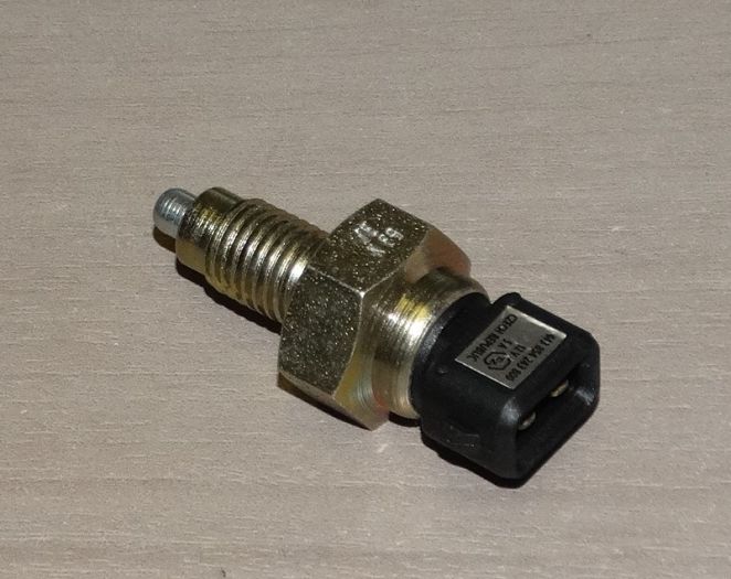 Spínač zpětných světlometů 002945415A ŠKODA