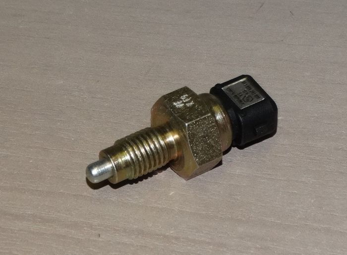 Spínač zpětných světlometů 002945415A ŠKODA