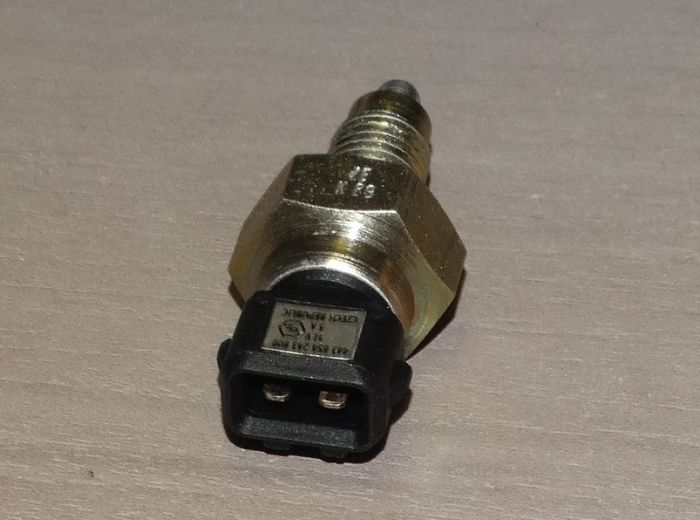 Spínač zpětných světlometů 002945415A ŠKODA