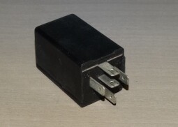 Relé 5HE 003 795-05  12V.