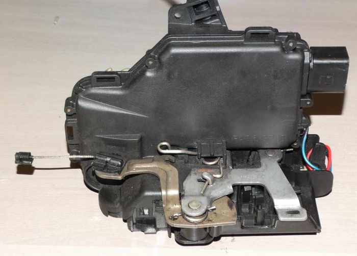 Zámek předních dveří pravý originál Škoda Octavia