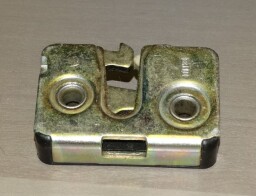 Západka zámku přední levý 