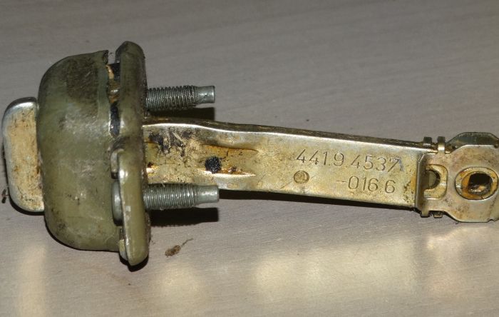 441.9.4537-016.6  Omezovač dveří.