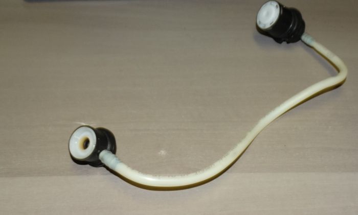 Ventil palivové nádrže s držákem filtru uhlíkového uhlí.