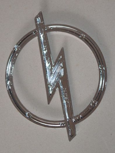 Přední znak Opel na kapotu. Klasické provedení, průměr kruhu 115 mm