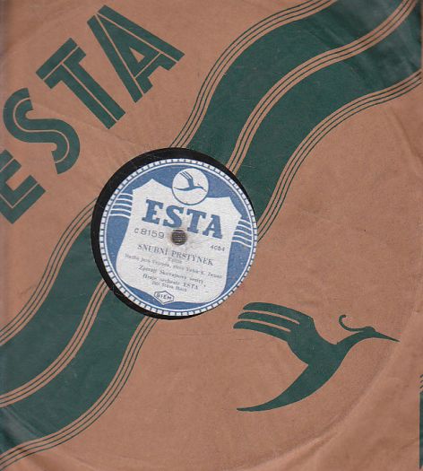 Naše chlouba, Snubní prstýnek - Esta