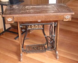 Prodám ŠICÍ STROJ LADA 121 -  funkční