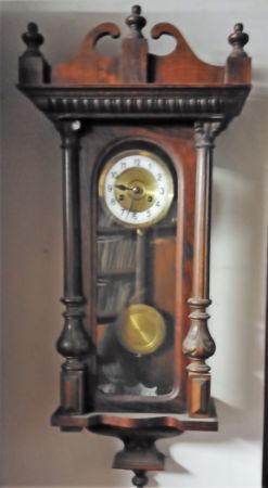 Staré nástěnné  kyvadlové hodiny.