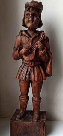 Hráč mna mandolínu - materiál dřevo.
