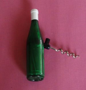 Dekorace - otvírák na víno v lahvi.