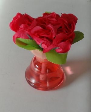 Růže - vázička s voňavkou.