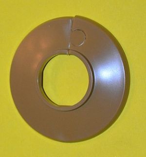 Rozeta - plastová, krytka pro otvory trubek ústředního topení 3/8" - 18,5 mm. Světle hnědá.