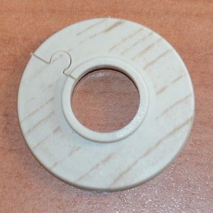 Rozeta - plastová, krytka pro otvory trubek ústředního topení 1/2" Bříza